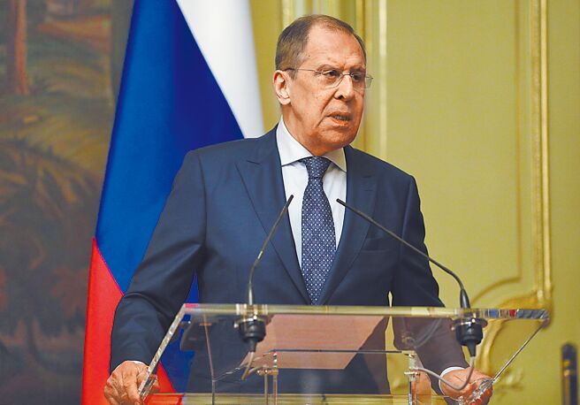 俄罗斯外交部长拉夫罗夫原定昨（6）日启程前往塞尔维亚，却因塞国邻国保加利亚、北马其顿和蒙特内哥罗对其专机关闭领空，导致取消行程。（新华社）