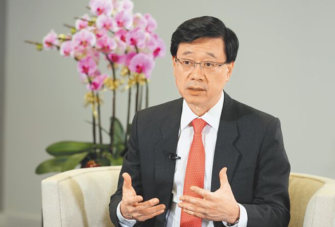 候任香港特首李家超在香港《文匯报》撰文，称他在警队工作35年间，领悟到管治的「四个要点」。图为李家超3日接受香港中通社专访。（中新社）