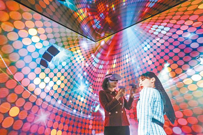 王建民认为，蔡政府追随、配合美国对华战略围堵，共同建构「去中排华」产业链与供应链。图为3月初一名女子在西班牙巴塞隆纳2022世界移动通信大会上通过虚拟现实技术在「元宇宙」中体验音乐会。（新华社）