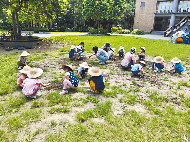 耕莘附幼細心照顧幼兒，成為醫護家長最堅固的防疫後盾，圖為孩子在沙坑學習。（新北市教育局提供／陳慰慈新北傳真）
