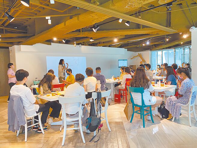 世界宗教博物馆筹备的「生死昼夜：于死亡中前行」特展将于本月21日展开，展前讲座「死亡餐酒馆」以下午茶模式，结合特色桌游，吸引不少年轻人报名参加。（世界宗教博物馆提供／李奇叡新北传真）