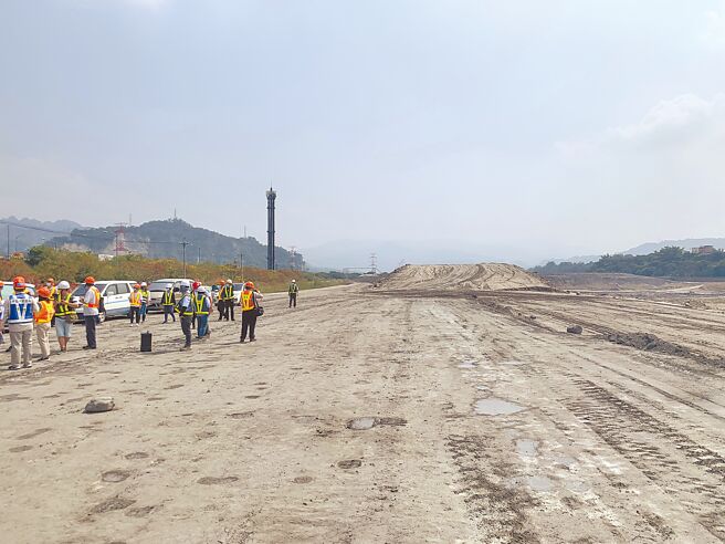 鸟嘴潭人工湖工程造成空气污染，引发县议员不满。（廖志晃摄）