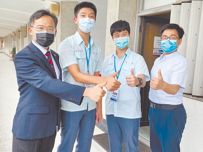 台大个人申请昨放榜，台中一中今年攻下86席，有8人上医科，吴语堂（右二）、李宜伦（左二）2人分别录取台大医学系及电机系。（张妍溱摄）