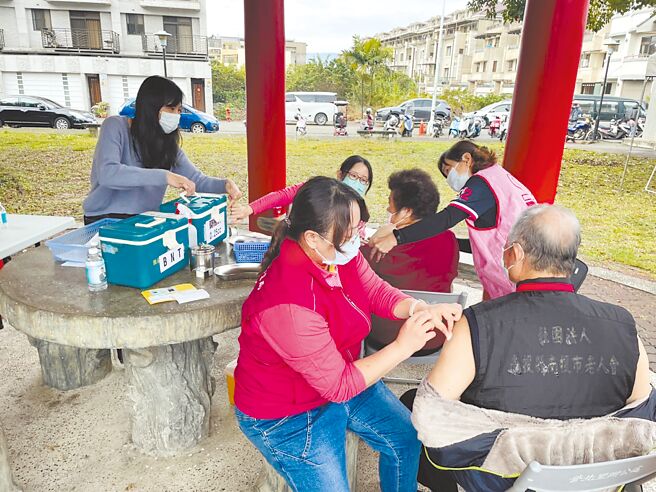 疫情扩散，医护人员进入社区为民眾接种疫苗。（南投县政府提供／廖志晃南投传真）