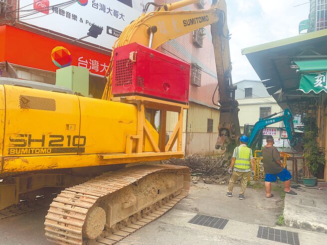 引發爭議的大里內新零售市場巷道通行及牌樓保存糾紛，經市府認定該巷道為「既成道路」，並完成公告手續後，6日動用怪手拆除圍籬，恢復通行。（市議員李天生提供／馮惠宜台中傳真）