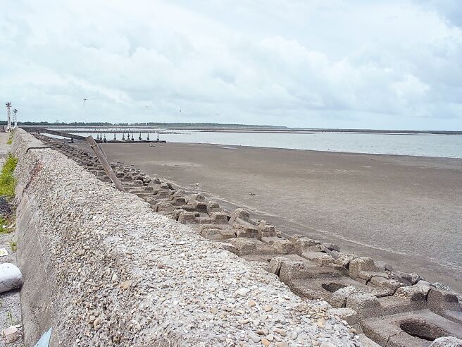 云林县台西乡台西港小沙滩被誉为「戏水秘境」，海巡人员呼吁勿到危险海域。（张朝欣摄）