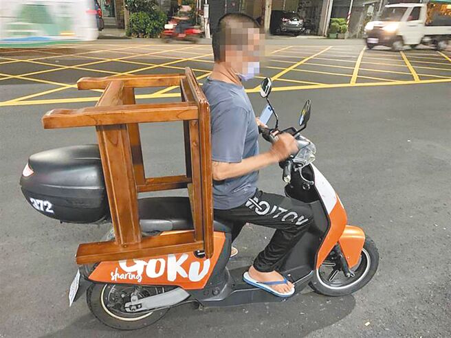 高雄林姓男子故意用电动车载运赃物避开车牌侦测，仍遭警方查获。（高市鼓山分局提供／袁庭尧高雄传真）