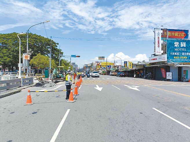 妈祖港桥将于11日执行改建拓宽工程，将分2阶段採半半封闭施工，高市府届时将针对妈祖港桥实施交通管制措施，呼吁用路人提前改道或依现场义交指挥通行。（高市府工务局提供／洪浩轩高雄传真）