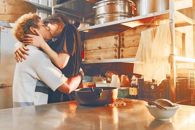 蔡淑臻（右）、朱轩洋在《村里来了个暴走女外科》上演泡麵之吻。（公视提供）