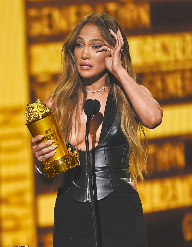 珍妮佛罗培兹昨在MTV影视大奖颁奖典礼上感动落泪。（美联社）