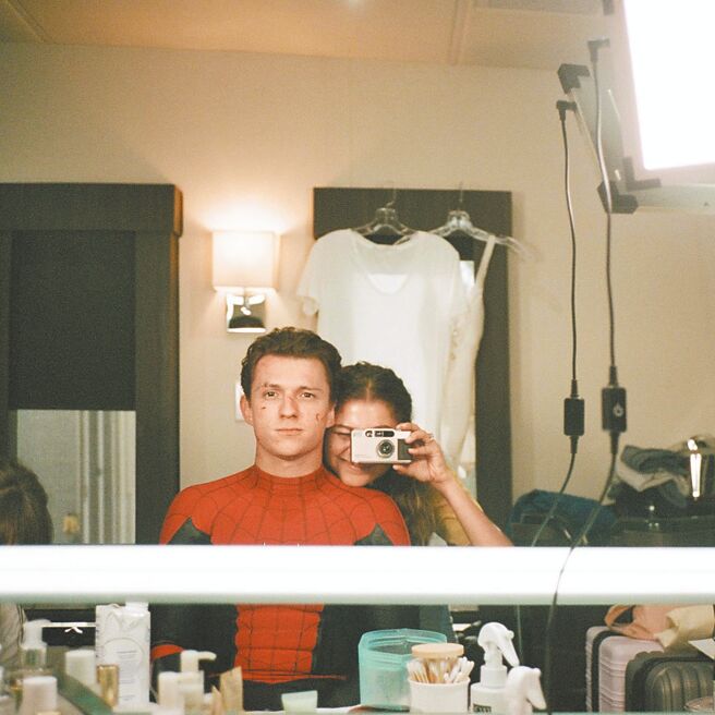 汤姆霍兰德（左）与辛蒂亚因拍摄电影《蜘蛛人》结下良缘（摘自IG）