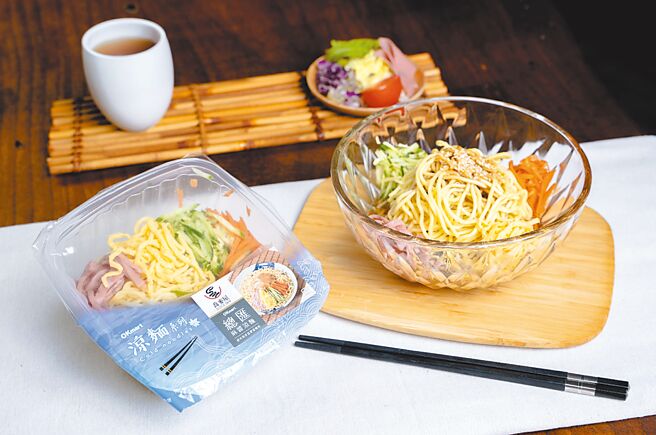OKmart联手乔麦屋在炎夏贩售凉麵新品勾人食欲。（OKmart提供）