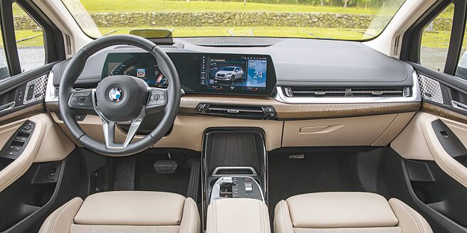 最新的一体式曲面萤幕科技并搭载BMW iDrive 8.0。（陈大任摄）
