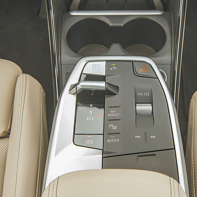 排檔座为悬浮式设计，檔位切换改採拨杆式。（陈大任摄）