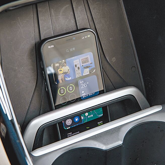 中控台下方为手机充电区，并有固定功能。（陈大任摄）