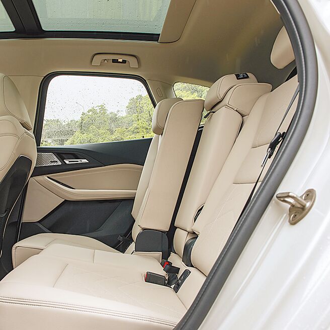 40／20／40分离可倾倒后座椅具可前后滑动功能。（陈大任摄）