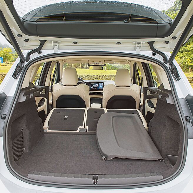 行李厢载运机能相当有弹性，可轻松转换。（陈大任摄）