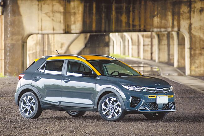 Kia Stonic 1.0T智慧油电GT-line拥有运动跑格外观与个性化内装设计，试驾车为芎苍灰车身搭配云雀黄车顶色，售价88.9万元。（陈大任摄）
