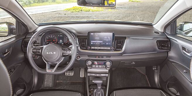 运动化D-Cut方向盘搭配类金属及类碳纤维饰板。（陈大任摄）