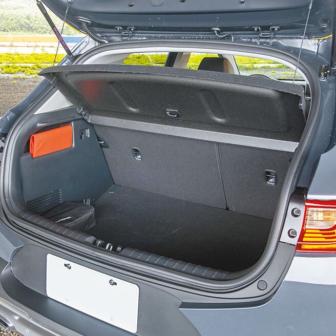 行李厢容量352L可藉由倾倒后座椅扩大至1155L。（陈大任摄）