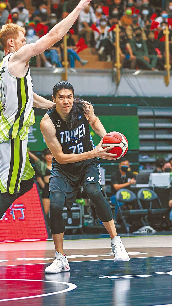 曾文鼎（右）在禁區對抗吉爾貝克的防守準備上籃。（富邦勇士提供）