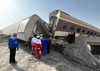 影》伊朗火車驚傳出軌 至少13死、60重傷 車廂翻覆撞成一團