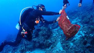 屏東潛海戰將「國家海洋日」成軍 51人清出32公斤海洋垃圾