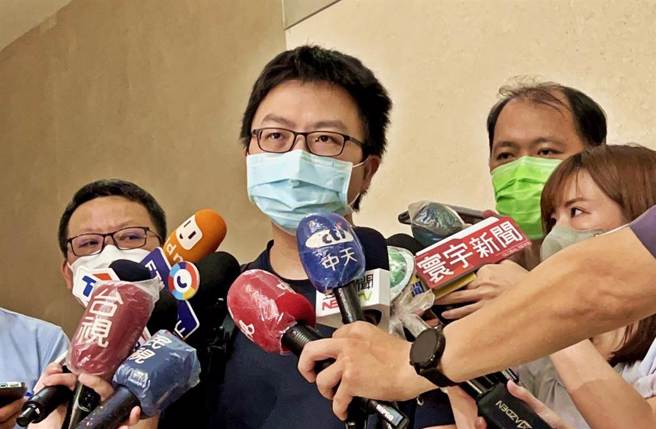 恩恩的父亲6日到新北市消防局听取录音檔，事后却爆出报案中心环境有安排模拟，恩恩父亲今日凌晨坦言「很错愕」。（图／记者李奇叡摄影）