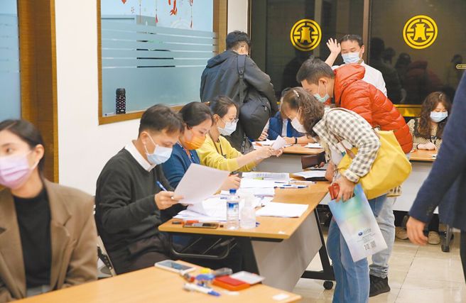 防疫保單已全數下架，走入歷史。圖為防疫保單過去熱賣情形。（資料照）