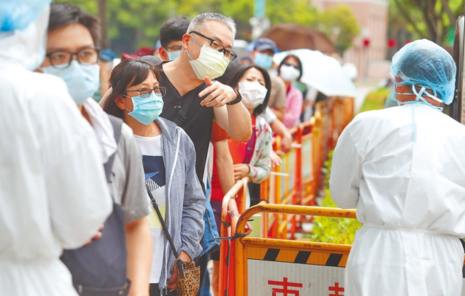 民眾想脱掉口罩、恢復正常生活，恐怕要等到明年了。（资料照）