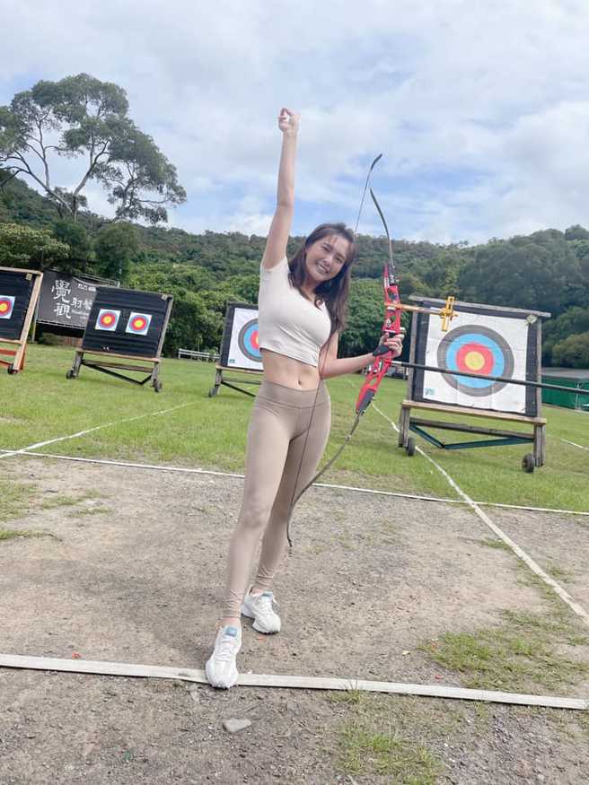 小猪《全明星运动会》后也曾大秀箭艺，辣露纤细蚂蚁腰和结实腹肌。(图/小猪 FB)