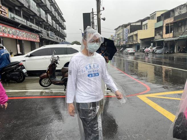 近日大雨滂沱，羅智強持續為桃園行腳祈福。(資料照片)
