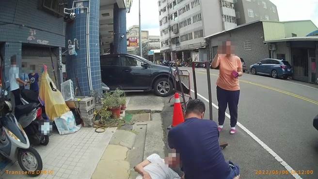 失智八旬翁外出不慎跌倒，头家派出所员警协助寻找家属陪同就医。（民眾提供）