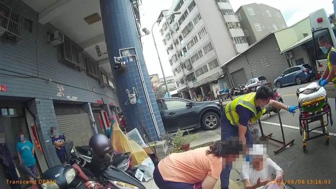 失智八旬翁外出不慎跌倒，头家派出所员警协助寻找家属陪同就医。（民眾提供）