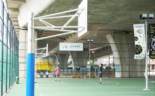 潭子区「福仁里梦想家篮球场」未设厕所，球友戏称是「憋尿球场」。（市议员萧隆泽服务处提供）