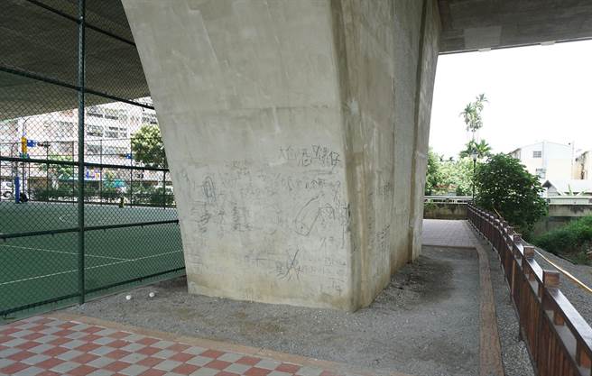 高架道路墩柱壁面有明显水痕，地面碎石疑为球友解放处。（市议员萧隆泽服务处提供）