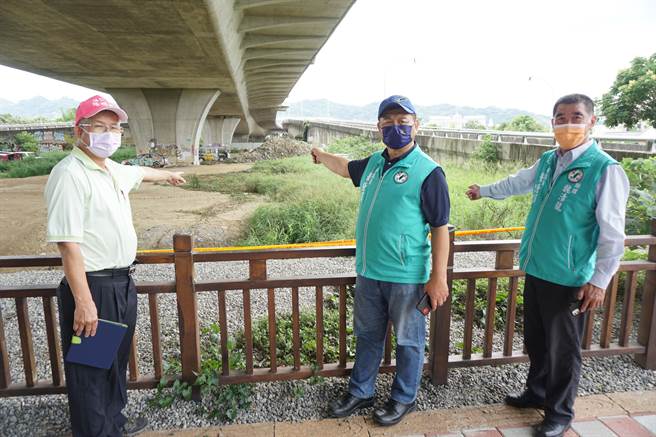 市议员萧隆泽（中）、游丰玮等，争取篮球场东侧閒置空地活化。（市议员萧隆泽服务处提供）