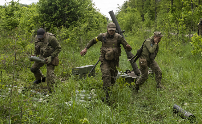恶名昭彰的俄罗斯战俘刽子手安多诺夫（Vladimir Andonov）5日在哈尔科夫（Kharkiv）附近执行夜间攻击任务时，被乌克兰狙击手击毙，图为准备在东哈尔科夫准备反击的乌克兰部队。（美联社）