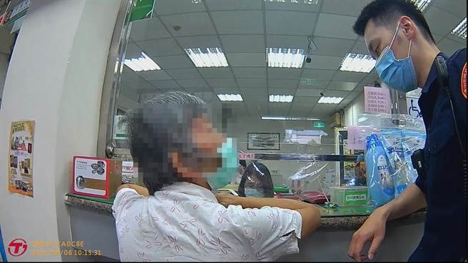 警方到场查证，确定该笔款项只是供平时生活开销使用，并非遭到诈骗。（民眾提供）