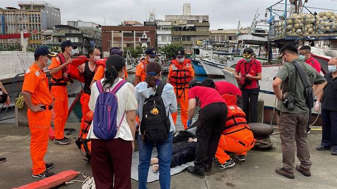 宜兰县苏澳镇1名71岁杨姓老翁，7日凌晨3时许，沿着南方澳渔港边散步，途中不小心跌落海里，发现时已无生命迹象。（民眾提供／吴佩蓉宜兰传真）