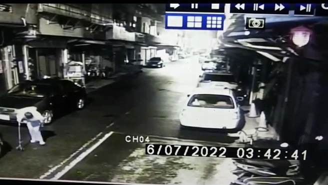 7日凌晨3时44分杨姓老翁一如往常，从家里出发，拄着拐杖弯着身躯，缓缓行走，殊不知这画面已成老翁最后的身影。（民眾提供／吴佩蓉宜兰传真）