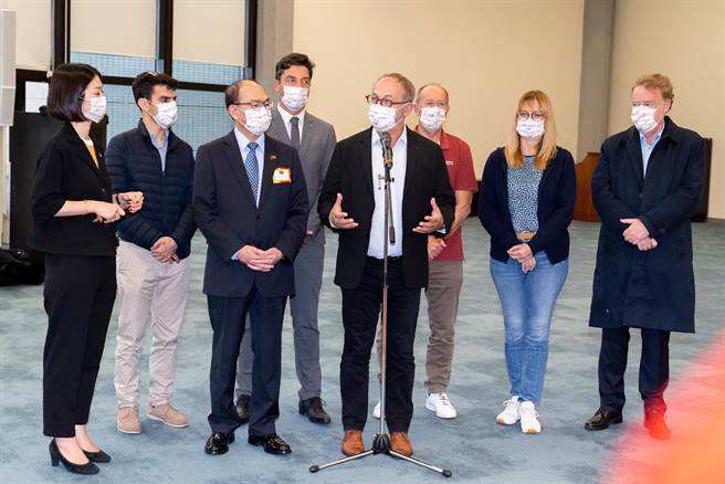 法国参议院外交暨国防委员会副主席葛利欧率跨党派议员团搭机抵台，外交部政务次长曾厚仁前往接机。(外交部提供)