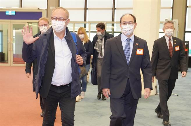 法国参议院外交暨国防委员会副主席葛利欧率跨党派议员团搭机抵台，外交部政务次长曾厚仁前往接机。(外交部提供)