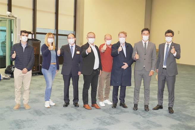 法国参议院外交暨国防委员会副主席葛利欧率跨党派议员团搭机抵台，外交部政务次长曾厚仁前往接机。(外交部提供)