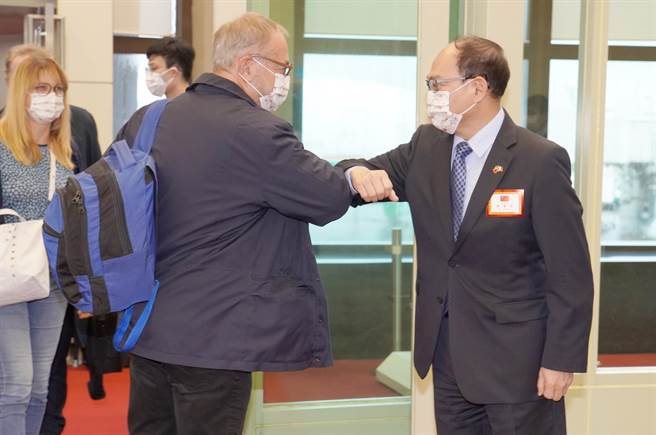 法国参议院外交暨国防委员会副主席葛利欧率跨党派议员团搭机抵台，外交部政务次长曾厚仁前往接机。(外交部提供)