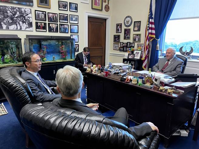 國民黨主席朱立倫訪美行第7天，美國時間7日拜會美國眾議院，拜會包括美國國會「台灣連線」共同主席夏波（Steve Chabot）在內的5名跨黨派友台眾議員。（國民黨提供）