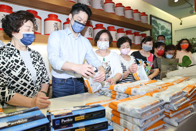 國民黨台北市長參選人蔣萬安（左二）8日前往大同區婦女後援會做公益，幫忙包裝，透過郵寄提供中低收入戶每戶2劑家用快篩試劑。（陳俊吉攝）