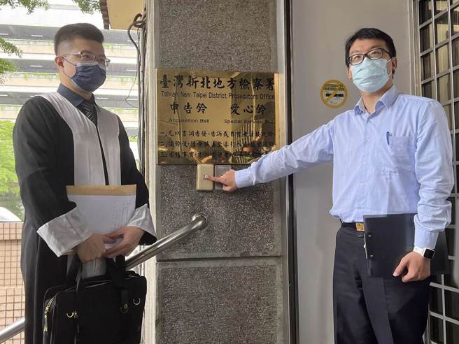 新北市消防局救護指揮中心主任李宇松上午由律師陪同，到新北地檢按鈴控告張姓網友。（王揚傑攝）
