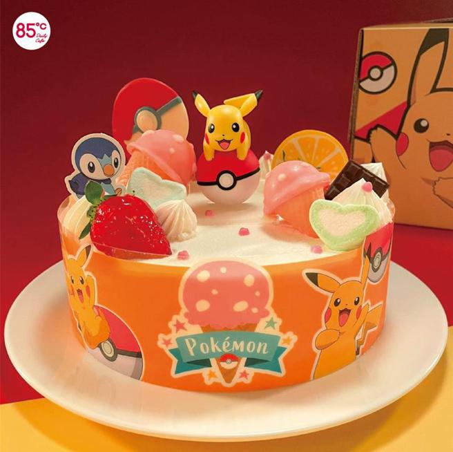 （85度C推出4款款寶可夢蛋糕，圖為「皮卡丘的夏日派對」。圖／85度C提供）