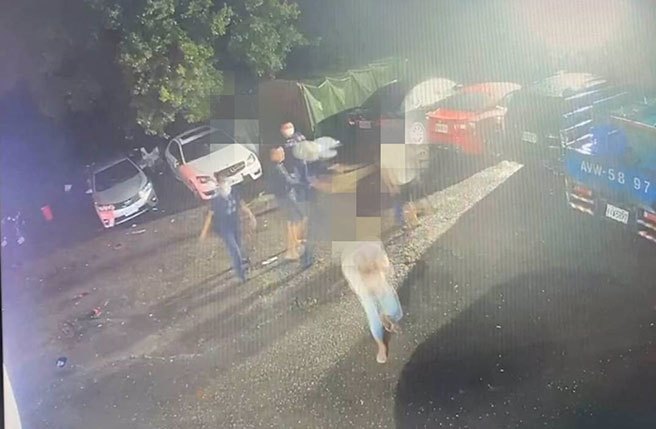 乌日警分局获报后立即出动优势警力到场，以喷辣椒水控制现场并压制逮捕滋事13名涉案人。（乌日警分局提供／冯惠宜台中传真）